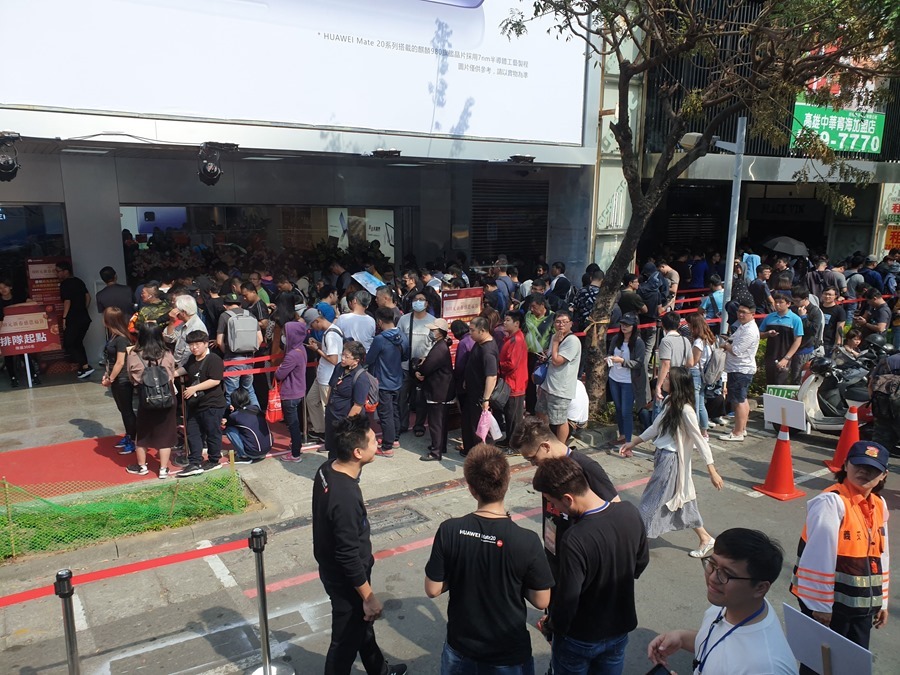 華為全國最大體驗店在高雄新崛江開幕囉！全系列手機都可體驗，換電池更只要 450 元！ 20190216_103954
