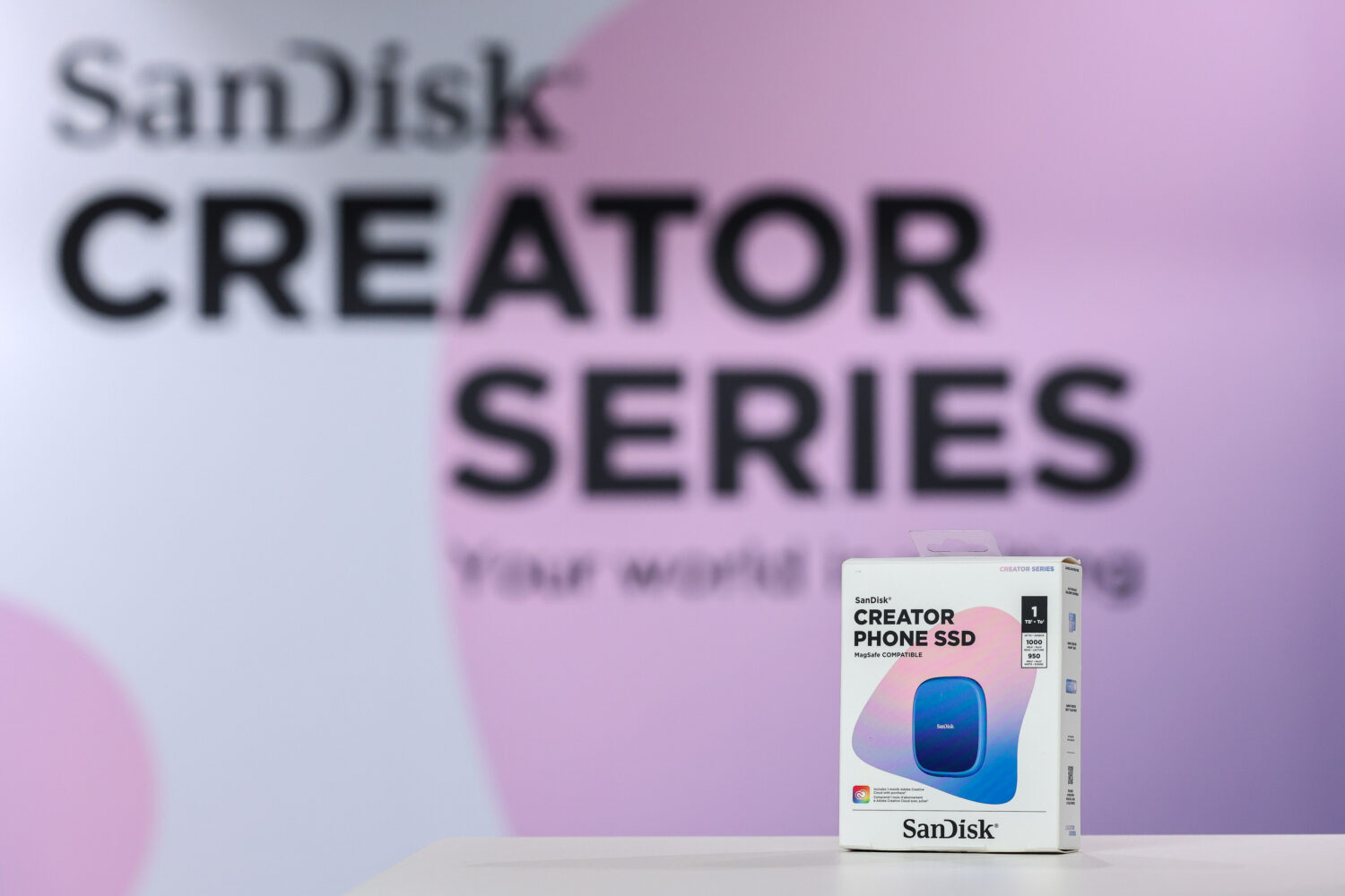 讓靈感不卡關！SanDisk 最新儲存裝置專為創作者設計 【新聞圖片-3】SanDisk-Creator-Series-系列主打量身訂做的專業級產品規格，並融入鮮明色彩，充分展現創意與個人風格，其中包含支援-MagSafe-全新上市的-SanDisk-Creator-Phone-SSD。-1500x1000